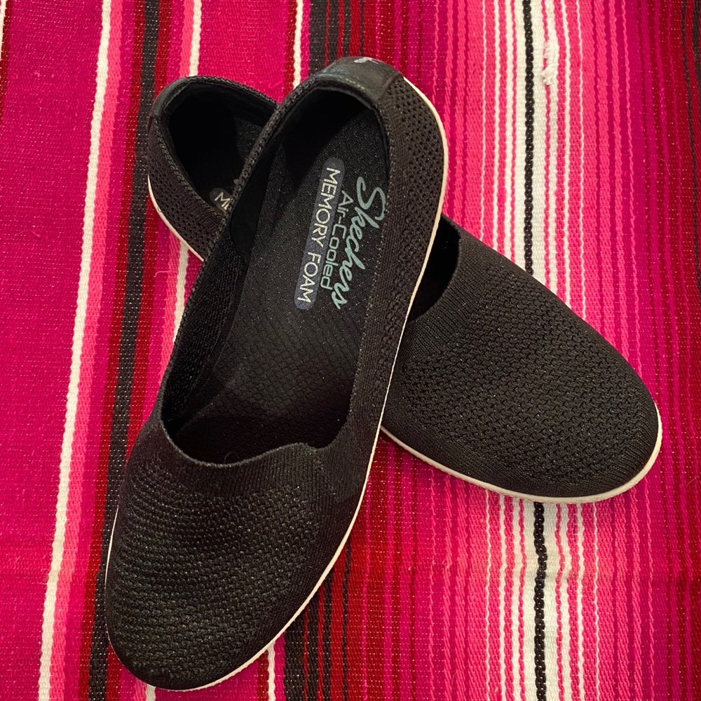 Skechers memory foam cool aired black slip on’s